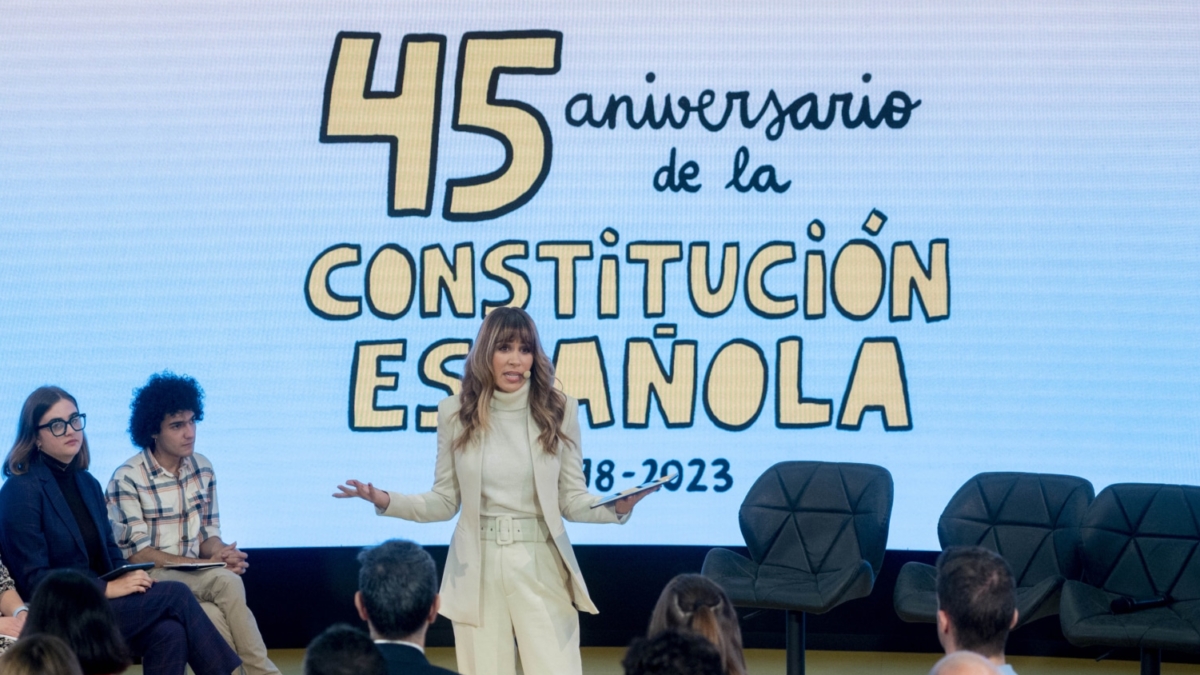 La periodista María Gómez, en un acto sobre el 45 Aniversario de la Constitución.