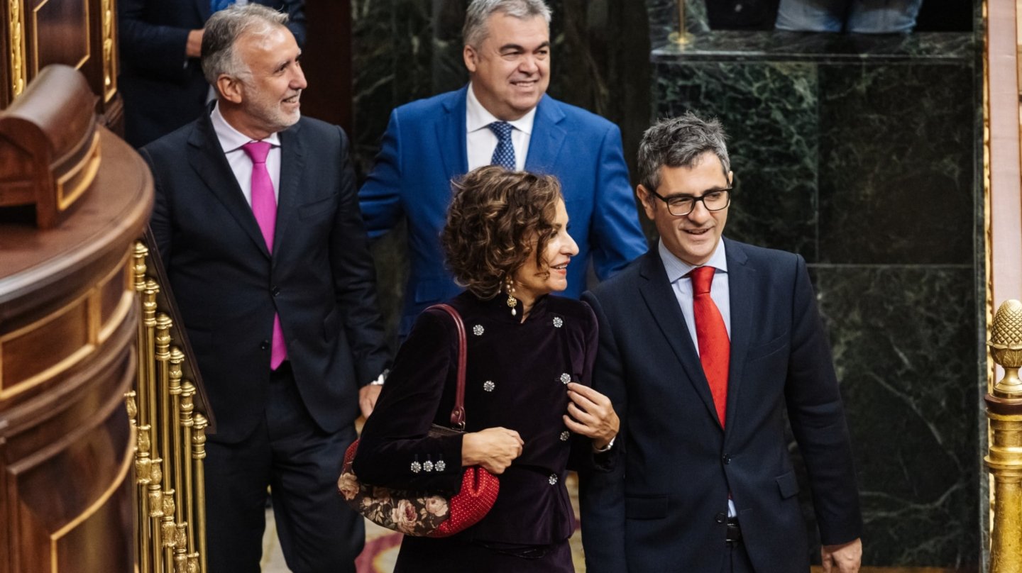 (I-D) El ministro de Política Territorial y Memoria Democrática, Ángel Víctor Torres; el secretario de Organización del Partido Socialista, Santos Cerdán; la vicepresidenta cuarta y 'número dos' del PSOE, María Jesús Montero, y el ministro de la Presidencia, Justicia y Relaciones con las Cortes, Félix Bolaños, conversan a su llegada a la Solemne Sesión de Apertura de las Cortes Generales de la XV Legislatura, en el Congreso de los Diputados, a 29 de noviembre de 2023, en Madrid (España). El Rey abre hoy la decimoquinta legislatura en una sesión plenaria solemne que reúne en el Congreso a diputados y senadores con la ausencia anunciada de Esquerra Republicana (ERC), Bildu y el Bloque Nacionalista Gallego. Felipe VI pronuncia en esta sesión el primer discurso político tras la presentación de la ley de amnistía rechazada por PP y Vox y tras los pactos que el PSOE firmó con ERC y Junts. La Apertura Solemne de la legislatura se celebra cuatro meses después de las elecciones generales del 23 de julio, en las que salieron elegidos los actuales diputados y senadores. 29 NOVIEMBRE 2023;MADRID;SOLEMNE;SESIÓN DE APERTURA;CORTES GENERALES;XV LEGISLATURA;CONGRESO DE LOS DIPUTADOS Carlos Luján / Europa Press (Foto de ARCHIVO) 29/11/2023