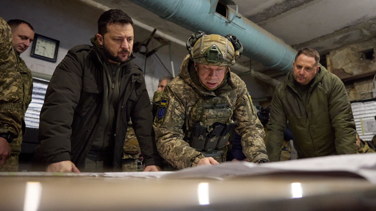 El presidente de Ucrania, Volodimir Zelenski, con los jefes militares en Járkov.