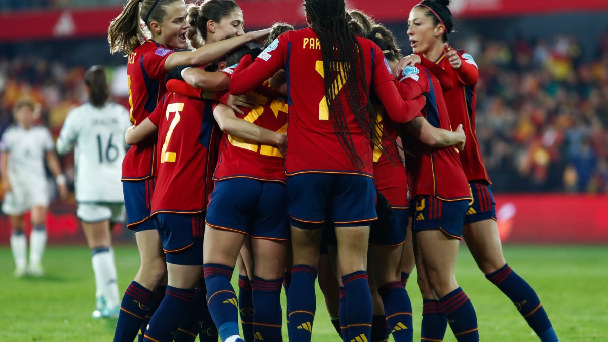 Athenea del Castillo celebra junto a sus compañeras un gol frente a Italia en la Nations League