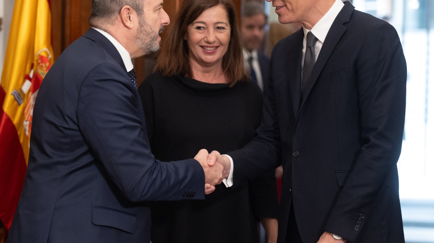 El presidente del Senado, Pedro Rollán (1i), recibe al presidente del Gobierno, Pedro Sánchez (1d), a su llegada al acto de homenaje a la Constitución, en el Congreso de los Diputados, a 6 de diciembre de 2023, en Madrid (España). Las Cortes Generales celebran el 45 aniversario de la Carta Magna en un acto institucional presidido por los presidentes del Congreso y del Senado y en el que participa el nuevo Ejecutivo de coalición y las altas autoridades del Estado. El acto tiene lugar en medio de las negociaciones por la tramitación de la ley de amnistía. Vox y los socios independentistas y nacionalistas del Gobierno repiten su ausencia en el acto institucional. El encuentro ha comenzado con la interpretación del tema ‘Aquellas pequeñas cosas’ de Joan Manuel Serrat y se cierra con ‘Al Alba’, uno de los éxitos de Luis Eduardo Aute, ambos interpretados por la cantante María Berasarte. Entre las canciones se leen una serie de artículos de la Constitución por parte de personas ajenas a la vida parlamentaria. 06 DICIEMBRE 2023;CONGRESO DE LOS DIPUTADOS;MADRID;ACTO HOMENAJE CONSTITUCIÓN;45 ANIVERSARIO;LEY DE AMNISTIA Eduardo Parra / Europa Press 06/12/2023