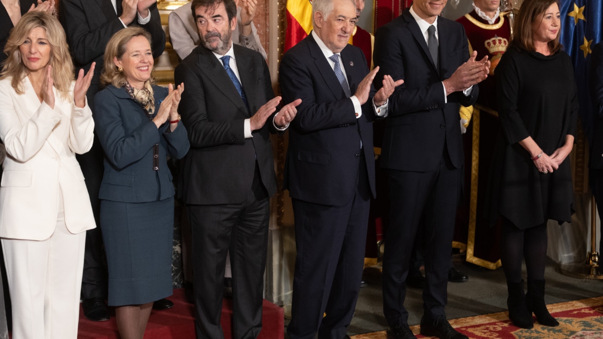 El presidente CGPJ, Vicente Guilarte, en el centro. A la izquierda las vicepresidentas Yolanda Díaz y Nadia Calviño, y a la derecha el presidente del Constitucional, Cándido Conde-Pumpido, y el del Gobierno, Pedro Sánchez