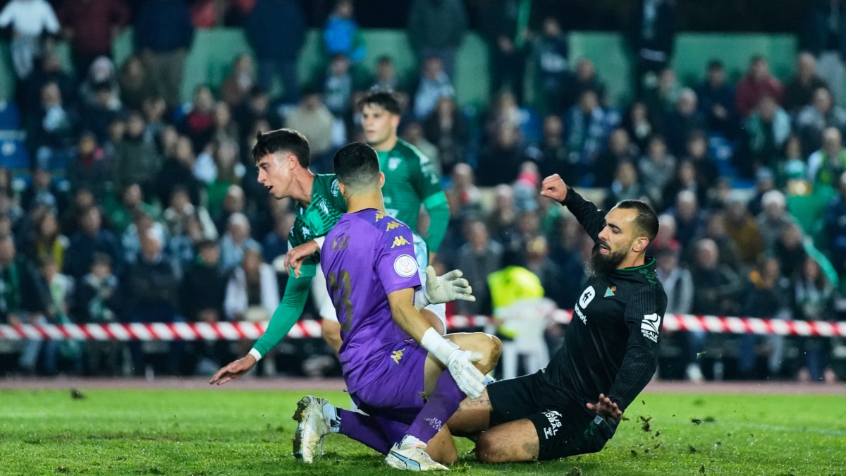 Borja Iglesias, del Real Betis, anota frente al Villanovense en la Copa del Rey