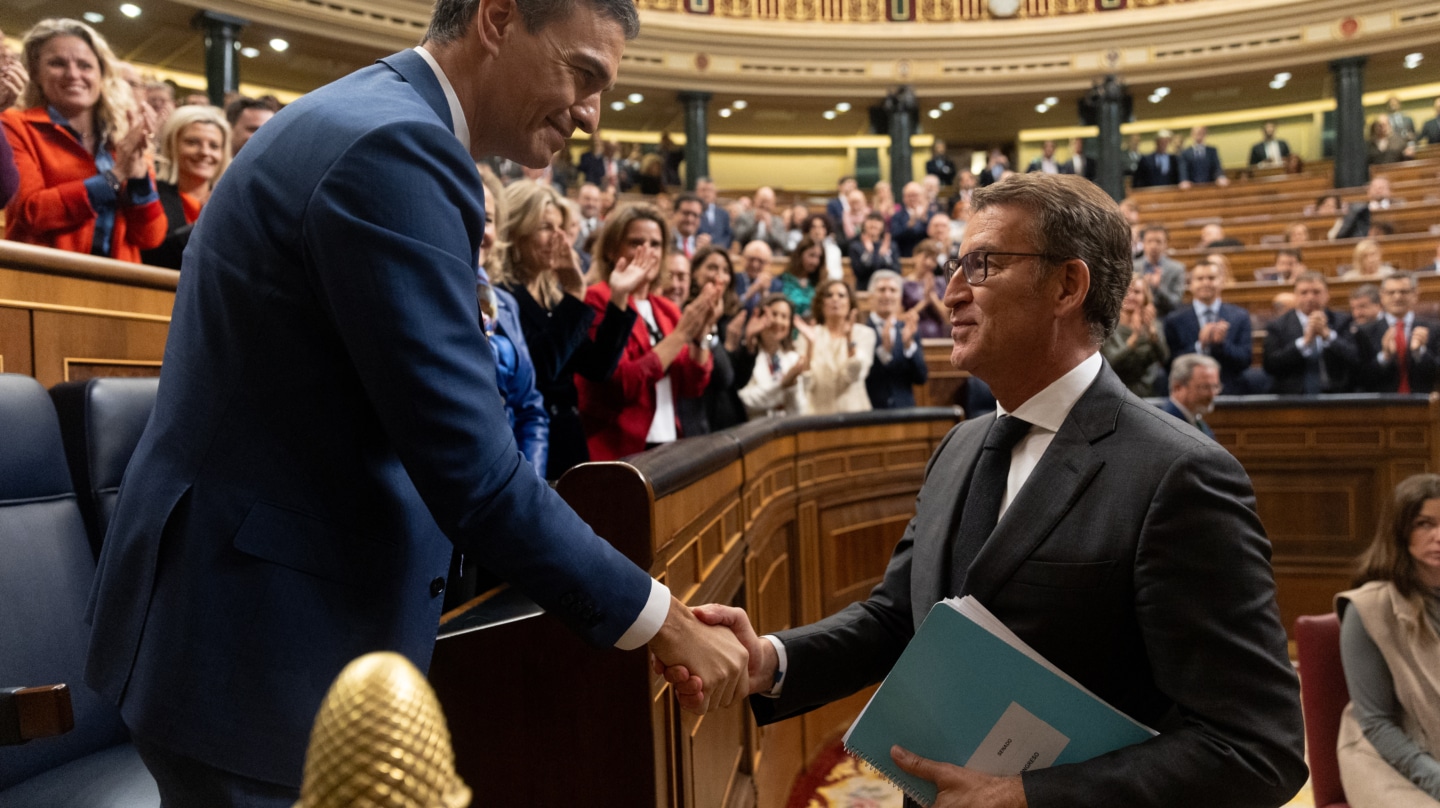 El presidente del Gobierno, Pedro Sánchez (i), saluda al presidente del PP, Alberto Núñez Feijóo (d), tras ser Sánchez votado de nuevo jefe del Ejecutivo en el debate de su investidura, a 16 de noviembre de 2023, en Madrid (España). El secretario general del PSOE ha conseguido hoy el apoyo de 179 diputados de los 350 del Congreso. Hoy han votado a favor de que el líder socialista sea presidente de nuevo del Gobierno tras exponer su programa PSOE, Sumar, ERC, Junts, EH Bildu, PNV, BNG y Coalición Canaria frente a los 171 en contra de PP, Vox y UPN. La investidura se ha llevado a cabo en un momento de tensión por las concentraciones en la sede del PSOE en Ferraz y protestas en contra de la ley de amnistía registrada por los socialistas que beneficia a los implicados del 'procés'. EUROPA PRESS/E. Parra. POOL / Europa Press 16/11/2023