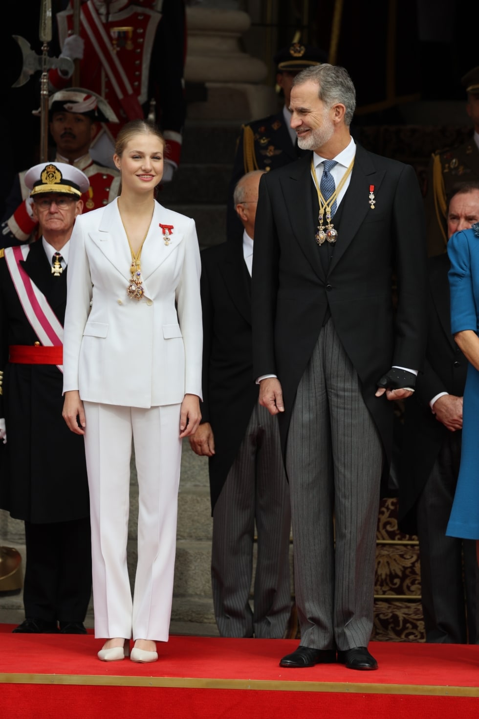 La princesa Leonor y el rey Felipe a la salida tras el acto de jura de la Constitución ante las Cortes Generales.