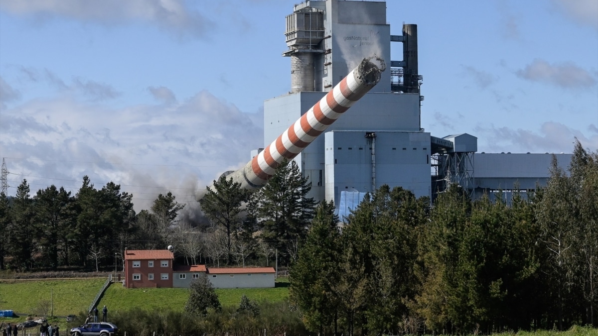 Voladura de la chimenea de la central térmica de Meirama, a 1 de marzo de 2023, en Cerceda, A Coruña, Galicia (España).