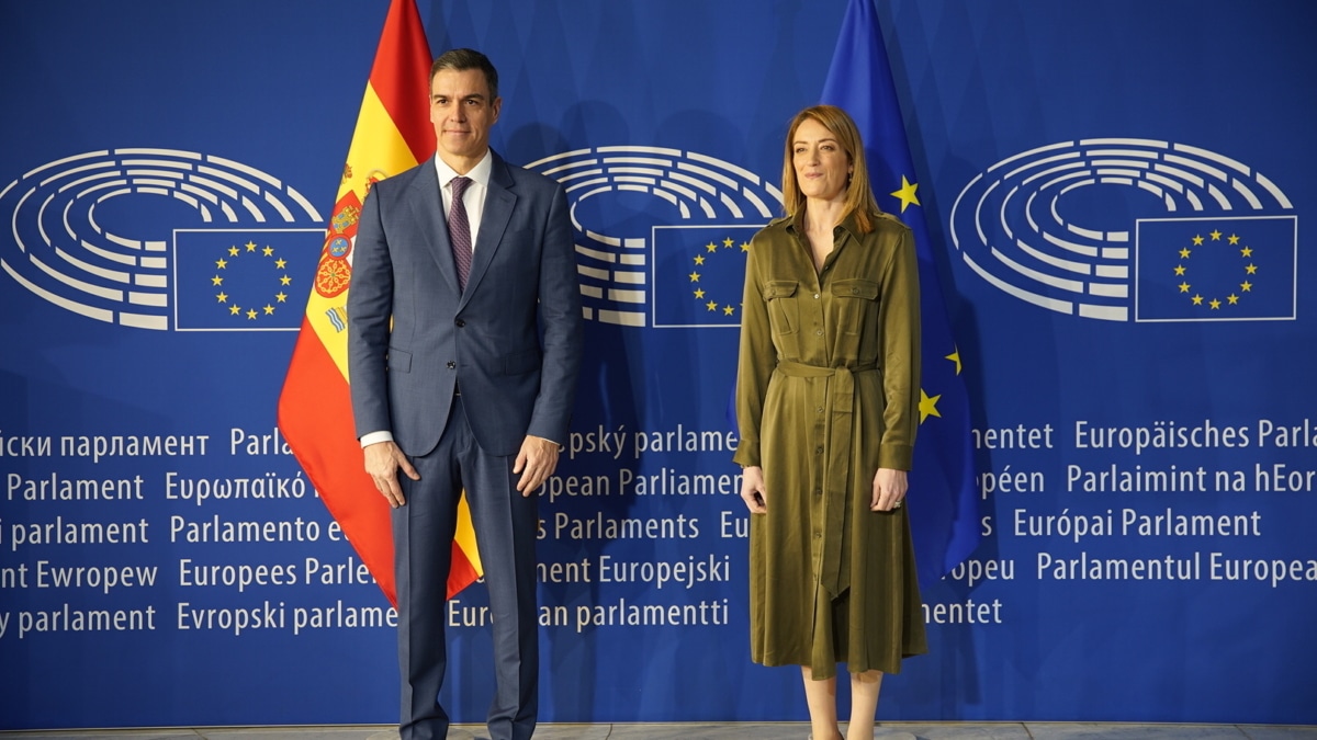 El presidente del Gobierno, Pedro Sánchez, y la presidenta del Parlamento Europeo, Roberta Metsola, posan a su llegada en el Parlamento Europeo, en Estrasburgo (Francia).