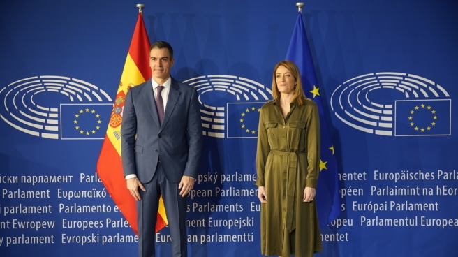 El presidente del Gobierno, Pedro Sánchez, y la presidenta del Parlamento Europeo, Roberta Metsola, posan a su llegada en el Parlamento Europeo, en Estrasburgo (Francia).