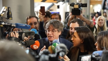 Sánchez evita que Puigdemont acompañe a Laporta en el palco del Amberes-Barcelona