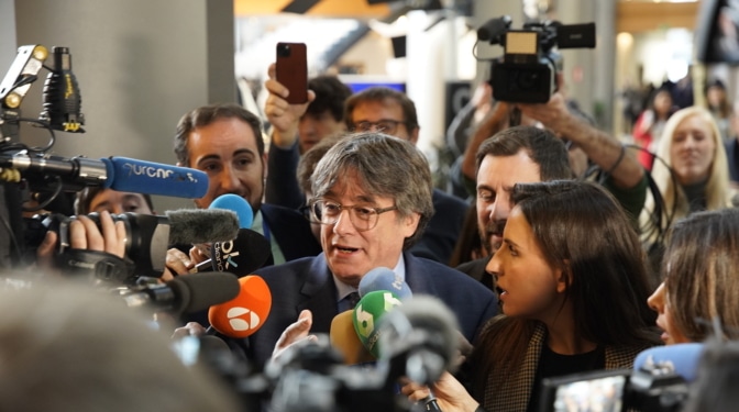 Sánchez evita que Puigdemont acompañe a Laporta en el palco del Amberes-Barcelona