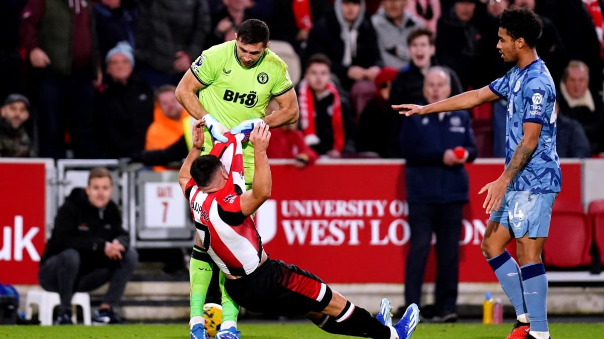 Emiliano Martinez levanta por la camiseta a Neal Maupay en el Brentford-Aston Villa