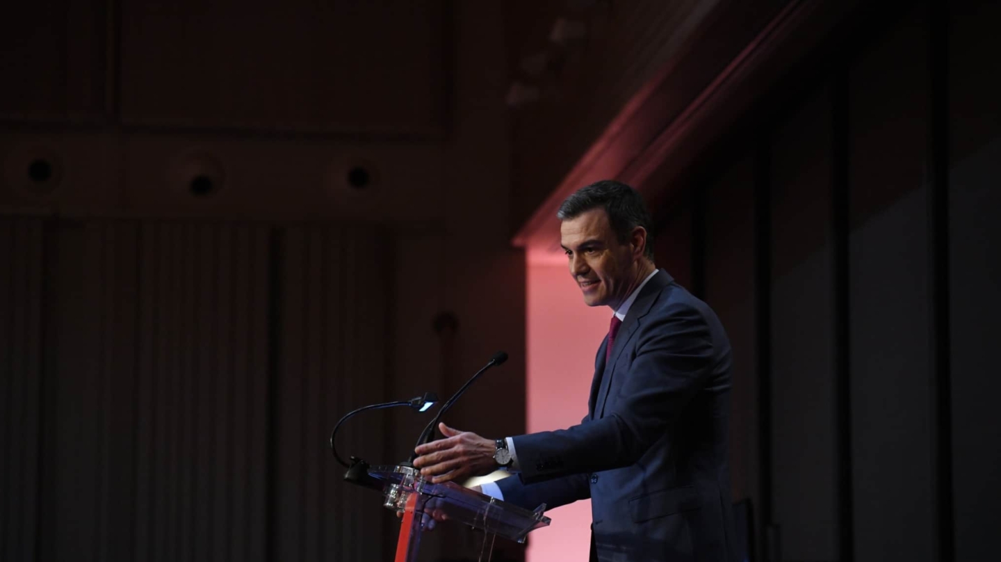 El presidente del Gobierno, Pedro Sánchez, interviene en el homenaje a Jerónimo Saavedra, en el Teatro Real, a 18 de diciembre de 2023, en Madrid (España). El Teatro Real ha organizado un acto para rendir homenaje a Jerónimo Saavedra, uno de los patronos de su fundación. Saavedra fue un político canario defensor y promotor de la cultura y de los proyectos del Teatro Real, de su programación y de las iniciativas para acercar los espectáculos a todos los públicos. 18 DICIEMBRE 2023;SÁNCHEZ;HOMENAJE;ACTO;TEATRO REAL; Fernando Sánchez / Europa Press 18/12/2023