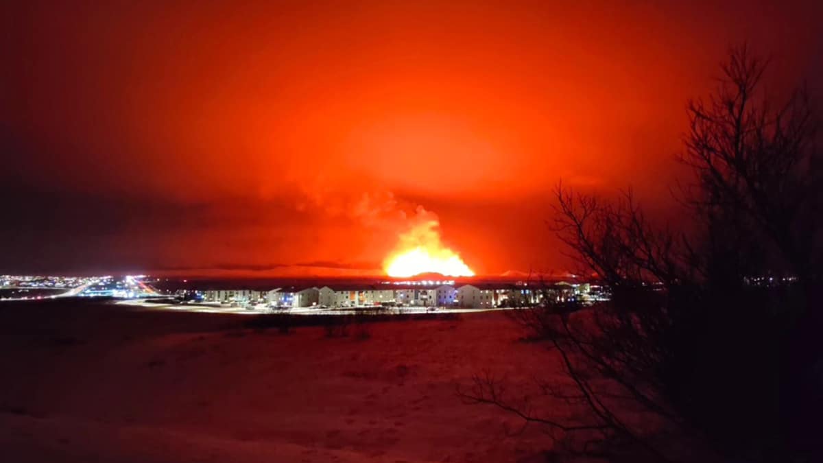 Islandia declara el estado de emergencia por la erupción de un volcán cerca de Grindavík