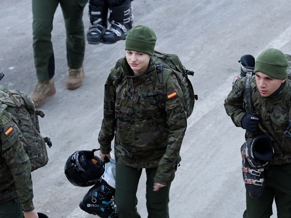 La princesa Leonor en la instrucción de la nieve con sus compañeros.