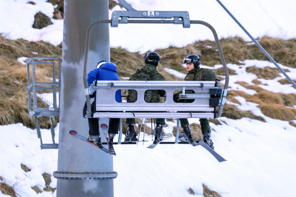 La princesa Leonor echa un vistazo a los fotógrafos mientras sube en teleférico por la pista de esquí.