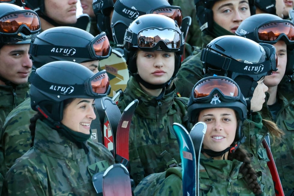 La princesa Leonor se difumina entre sus compañeros en las pistas de esquí de los pirineos.