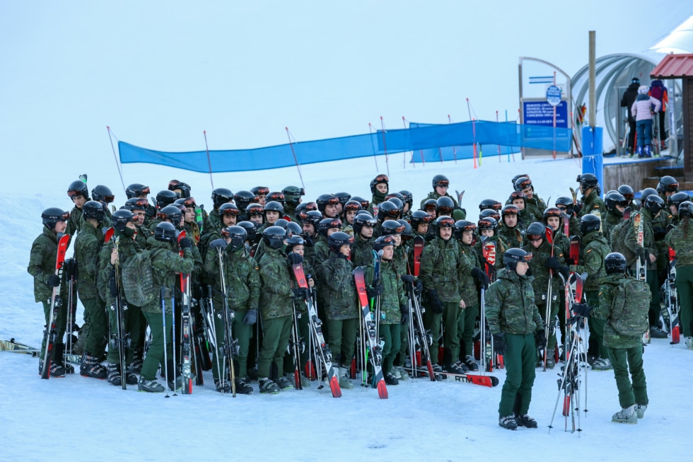 El grupo de 160 cadetes y Leonor bajaron por las pistas para desarrollar habilidades en condiciones invernales y fortalecer la formación militar integral.