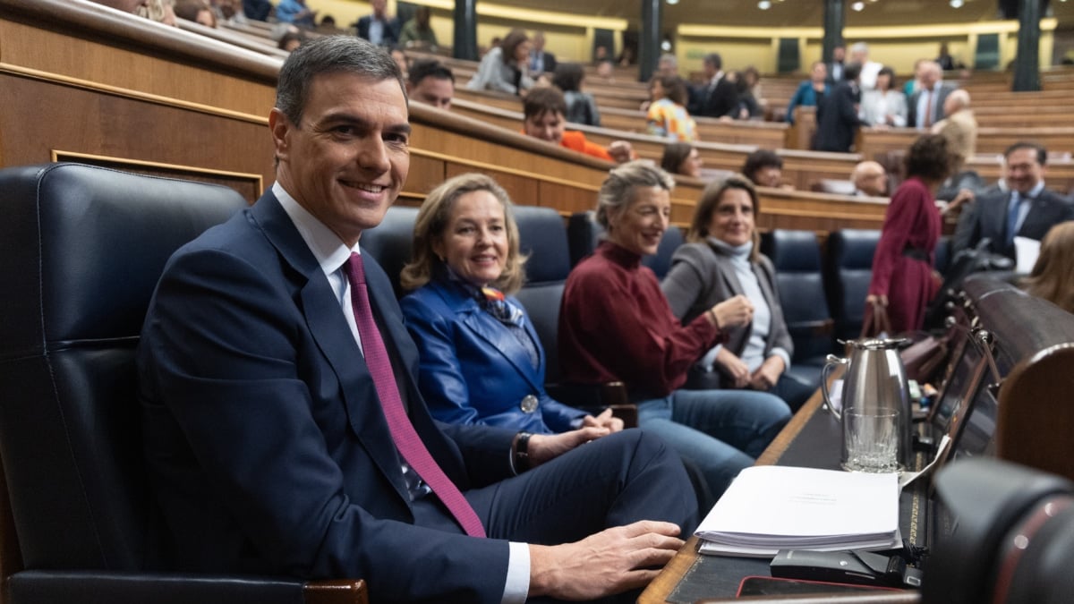 Pedro Sánchez y sus vicepresidentas, en el Congreso.