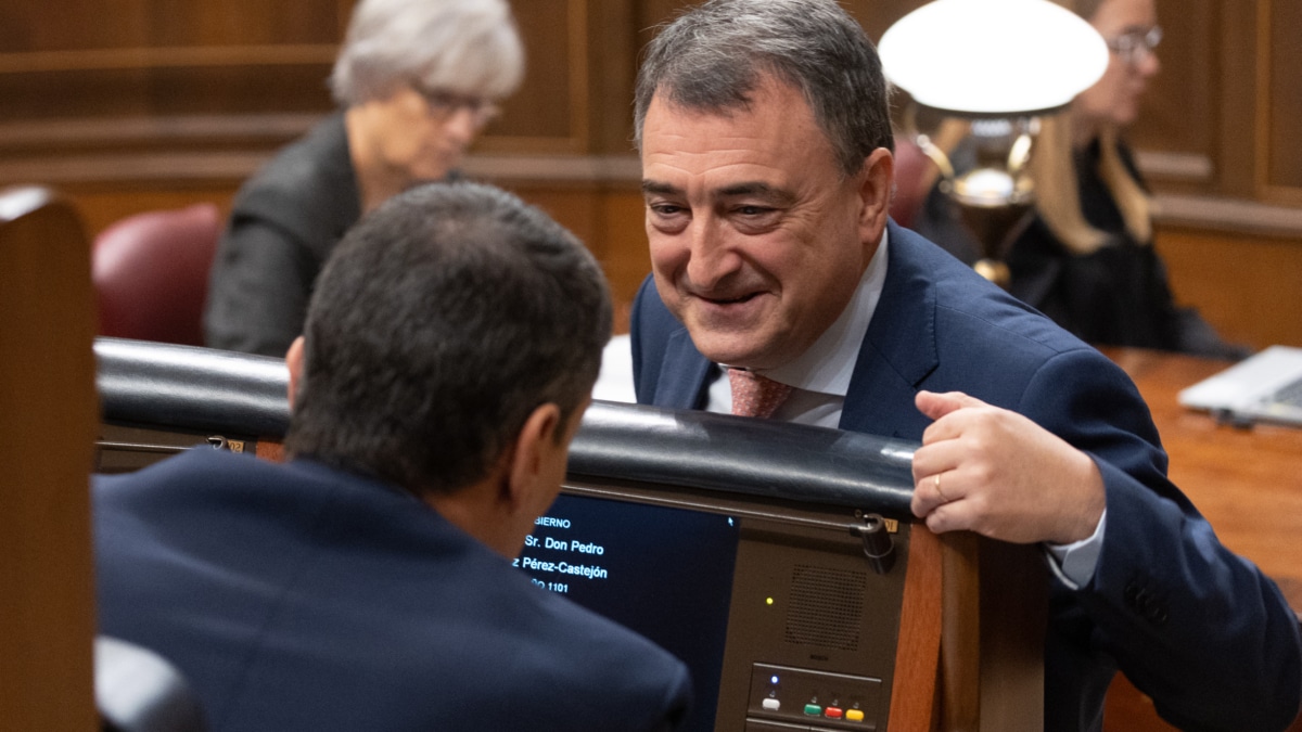 El presidente del Gobierno, Pedro Sánchez (i), conversa con el portavoz del PNV en el Congreso, Aitor Esteban (d),