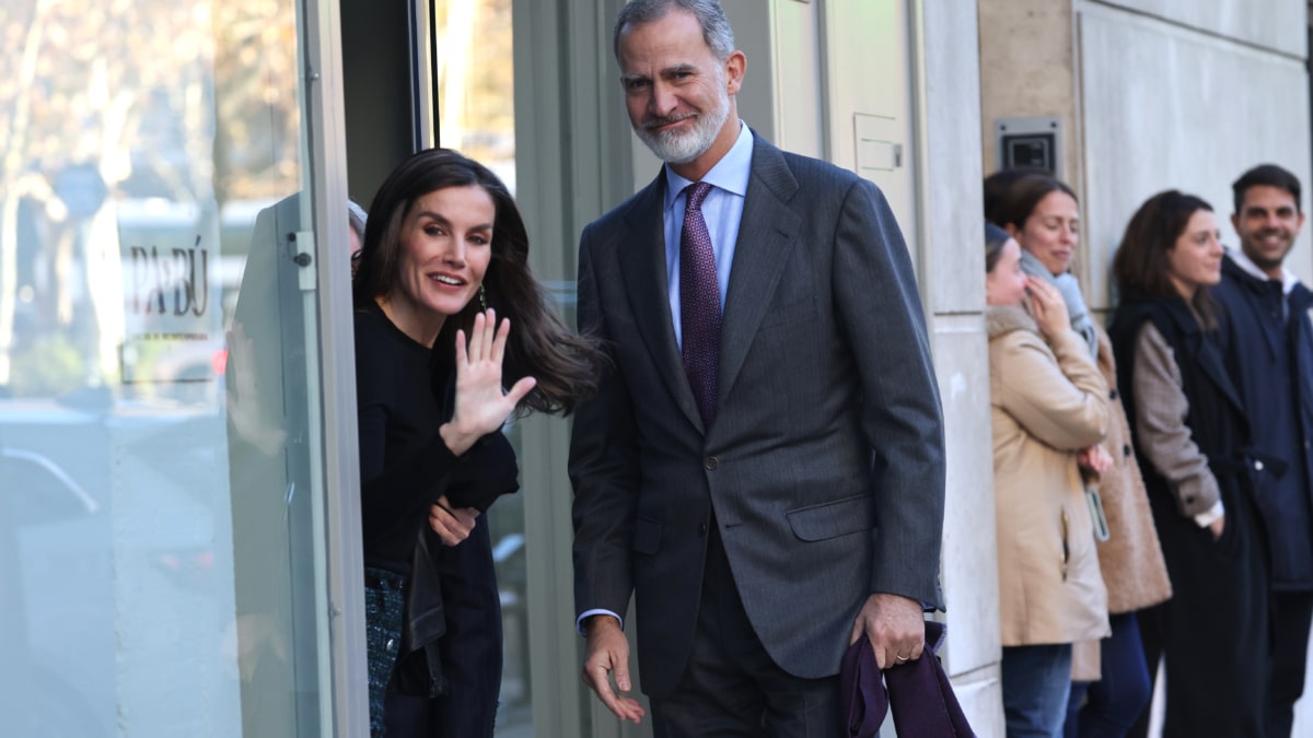 El rey Felipe y la reina Letizia llegan al restaurante Pabú para el cumpleaños de la infanta Elena.