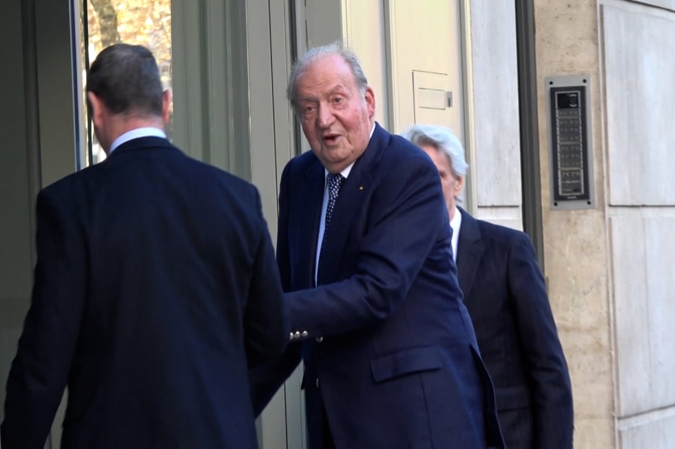 El rey Juan Carlos a su llegada al restaurante Pabú, donde se celebra el cumpleaños de la infanta Elena.