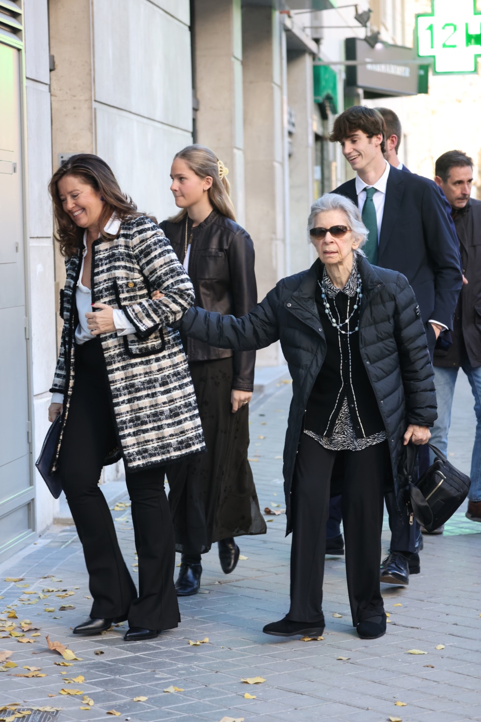 Irene Urdangarin, Pablo Urdangarin e Irene de Grecia llegan al restaurante donde se celebra el cumpleaños de su tía, la infanta Elena.