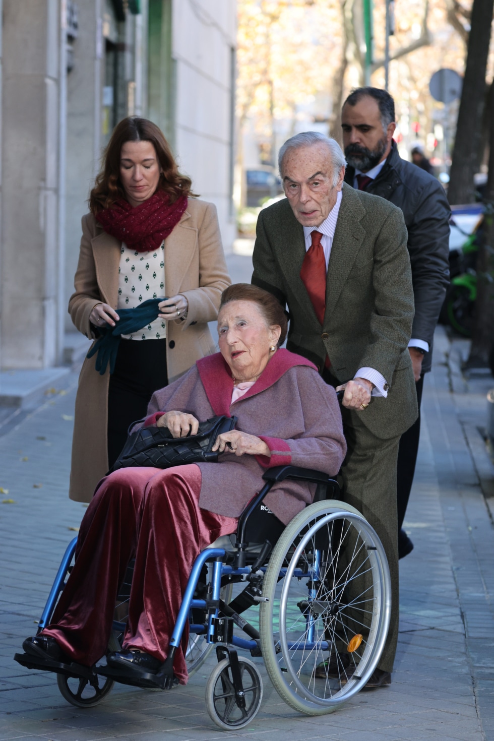 Doña Margarita y Carlos Zurita llegan al restaurante donde se celebra el cumpleaños de la infanta Elena.