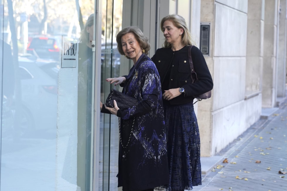 La reina Sofía y la infanta Cristina a su llegada al restaurante donde se celebra el cumpleaños de la infanta Elena.