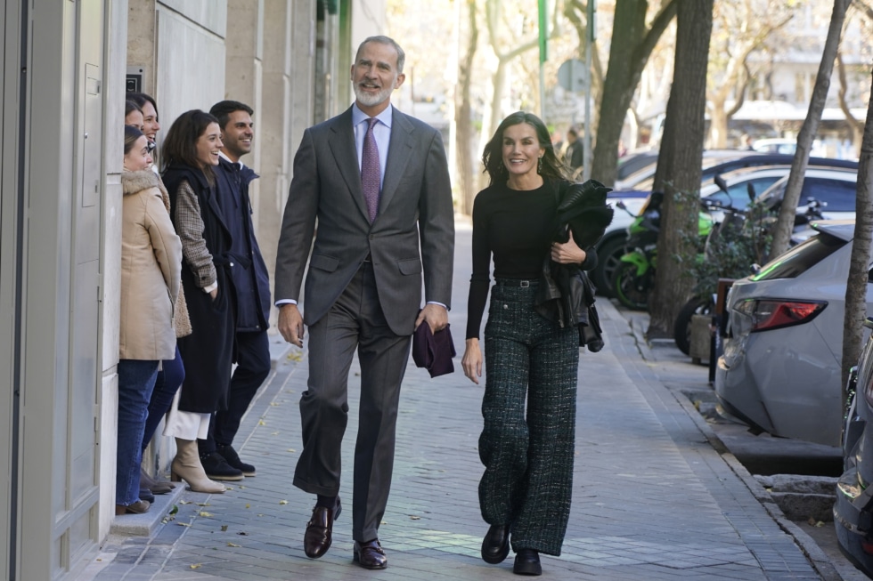 El rey Felipe y la reina Letizia llegan al restaurante Pabú para el cumpleaños de la infanta Elena.