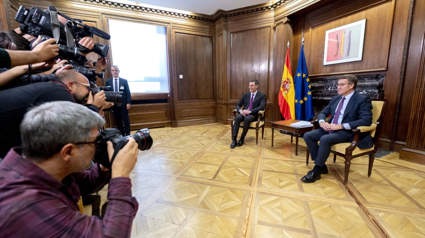 El presidente del Gobierno, Pedro Sánchez (i), y el líder del PP, Alberto Núñez Feijóo (d), posan para los medios de comunicación, durante una reunión, en el Congreso de los Diputados, a 22 de diciembre de 2023, en Madrid (España). Durante el encuentro, han tratado temas como la renovación del Consejo General del Poder Judicial, la reforma del artículo 49 de la Constitución y el nuevo modelo de financiación autonómica, temas propuestos por el Gobierno. También, han hablado sobre la Ley de Amnistía y los pactos del Ejecutivo con el independentismo, a petición del PP. 22 DICIEMBRE 2023;REUNIÓN;PRESIDENTE;FEIJOO;SÁNCHEZ;PODER JUDICIAL;CGPJ;ARTÍCULO 49;AUTONOMÍA;REFORMA;PP-PSOE;PP;PSOE; Alberto Ortega / Europa Press 22/12/2023