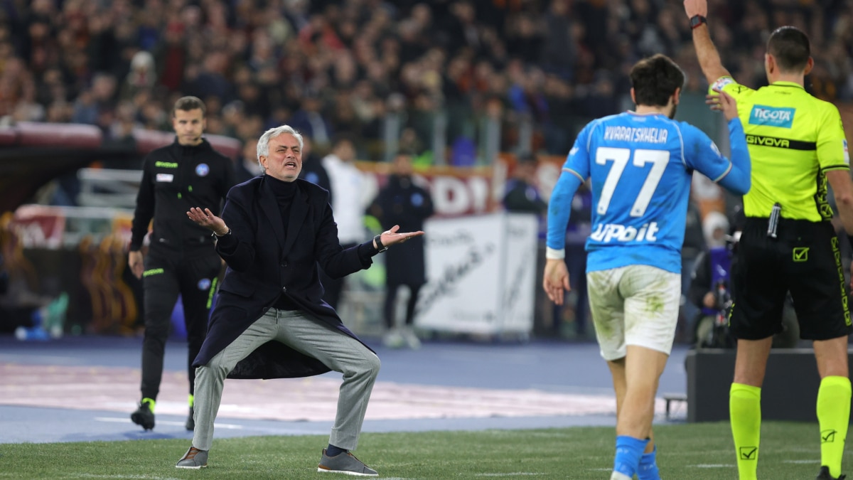El árbitro Andrea Colombo le muestra la tarjeta amarilla a Jose Mourinho, entrenador de la AS Roma