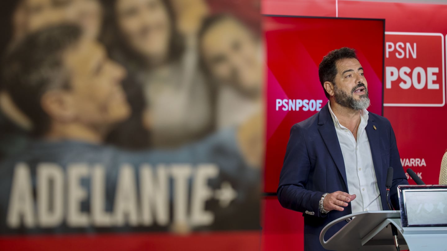 PAMPLONA, 13/12/2023.- El secretario de Organización del PSN-PSOE, Ramón Alzórriz, da una rueda de prensa ante la moción de censura presentada por el partido con el apoyo de Ehbildu, Contigo Zurekin y Geroa Bai contra la alcaldesa de Pamplona Cristina Ibarrola, este miércoles. EFE/Iñaki Porto