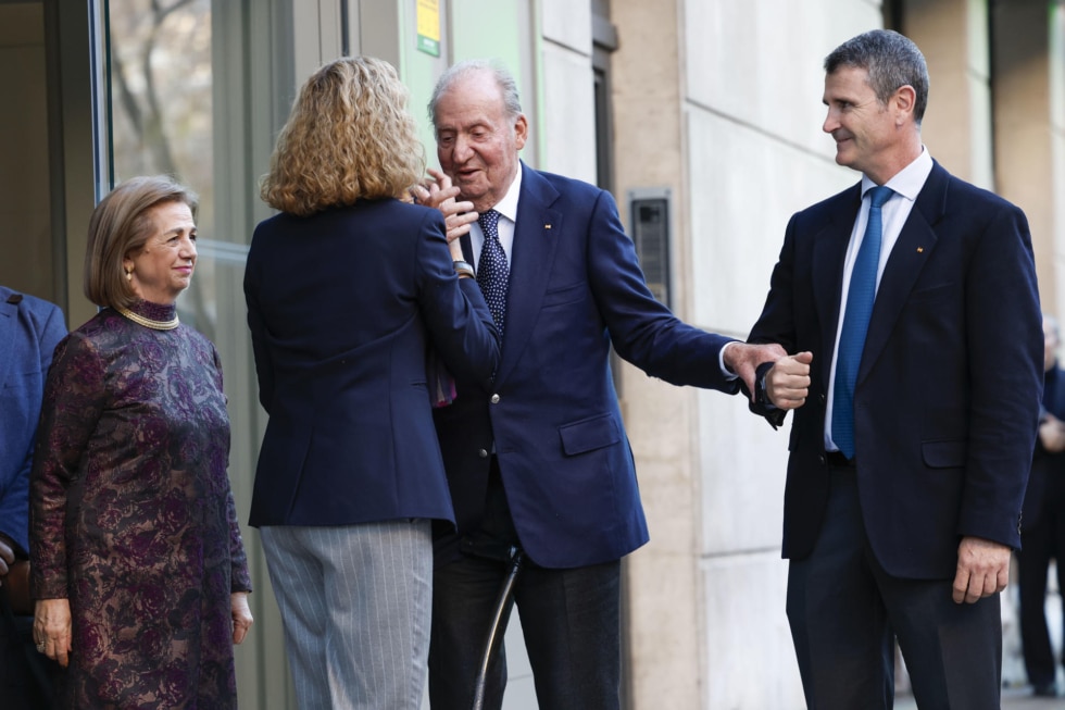 El rey Juan Carlos y la infanta Elena se despiden a la salida de la comida donde la hija mayor del emérito ha celebrado su 60 cumpleaños.