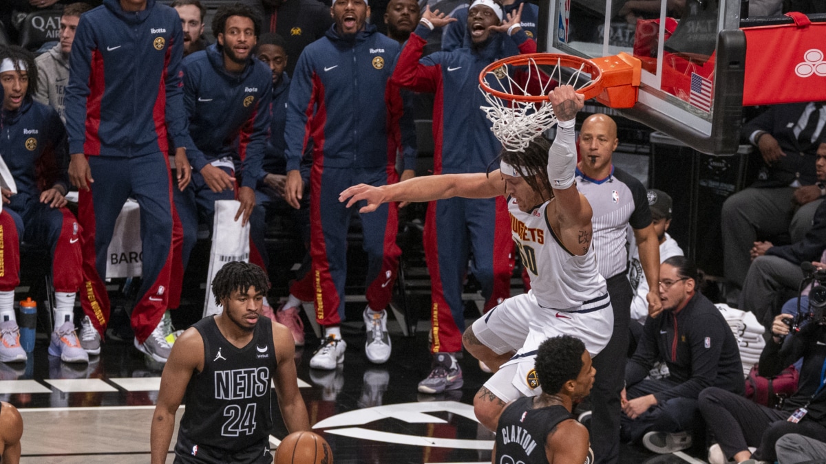 Aaron Gordon (d-arriba) de los Nuggets encesta durante un partido de baloncesto de la NBA entre los Brooklyn Nets y los Denver Nuggets hoy, en el pabellón