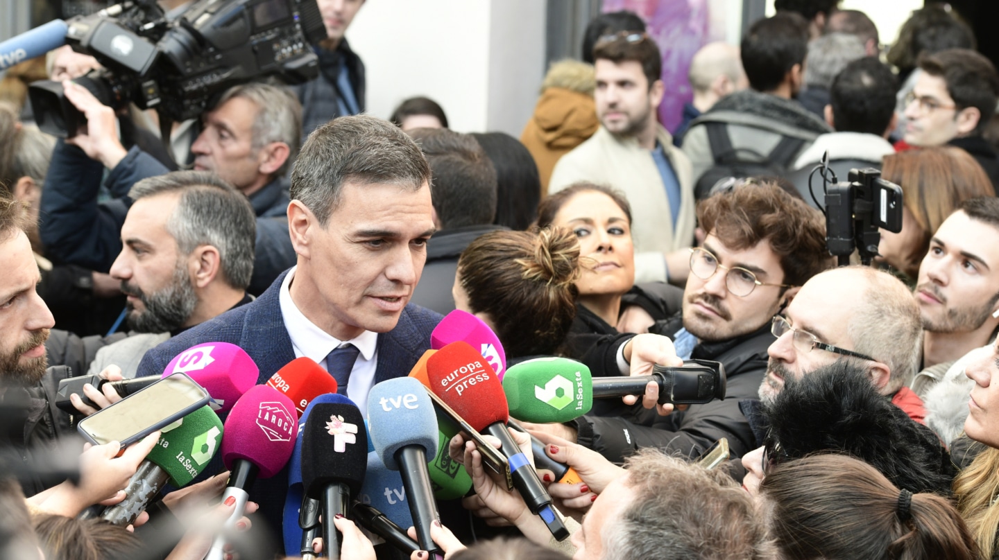 MADRID, 02/12/2023.- El presidente del Gobierno, Pedro Sánchez (C), atiende a la prensa a las puertas de la capilla ardiente de la actriz y cantante Concha Velasco, instalada este sábado en el Teatro de La Latina de Madrid, tras fallecer hoy a los 84 años en el Hospital Puerta de Hierro Majadahonda (Madrid) a consecuencia de "una complicación en su enfermedad". EFE/ Víctor Lerena