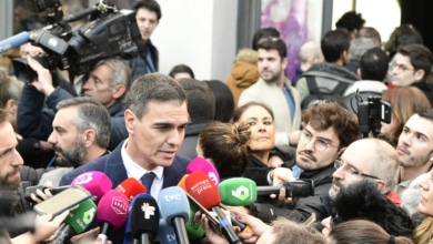 Sánchez equipara la cita con Junts con las de Aznar y ETA en Suiza y ve 'lawfare' en el "secuestro" del PP a la Justicia