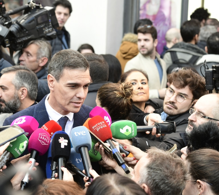 Sánchez equipara la cita con Junts con las de Aznar y ETA en Suiza y ve 'lawfare' en el "secuestro" del PP al CGPJ
