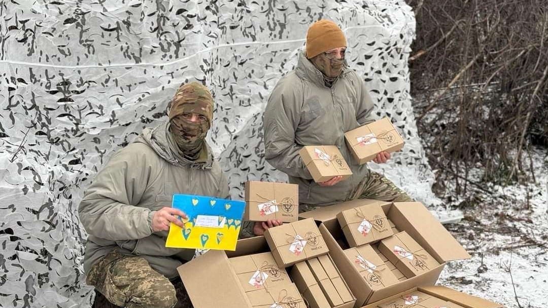 Soldados ucranianos reciben sus regalos navideños