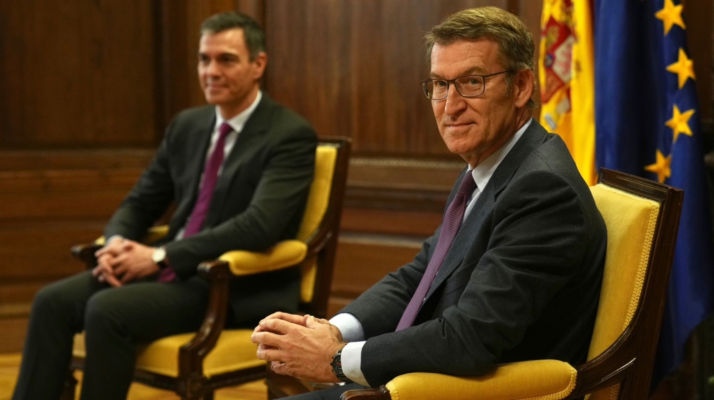 El presidente del Gobierno, Pedro Sánchez (i), y el líder del PP, Alberto Núñez Feijóo (d), durante la reunión de este 22 de diciembre de 2023 en el Congreso de los Diputados.