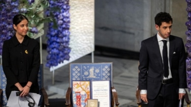 Mohammadi pide al recibir el Nobel de la Paz apoyo para acabar con el régimen de Irán