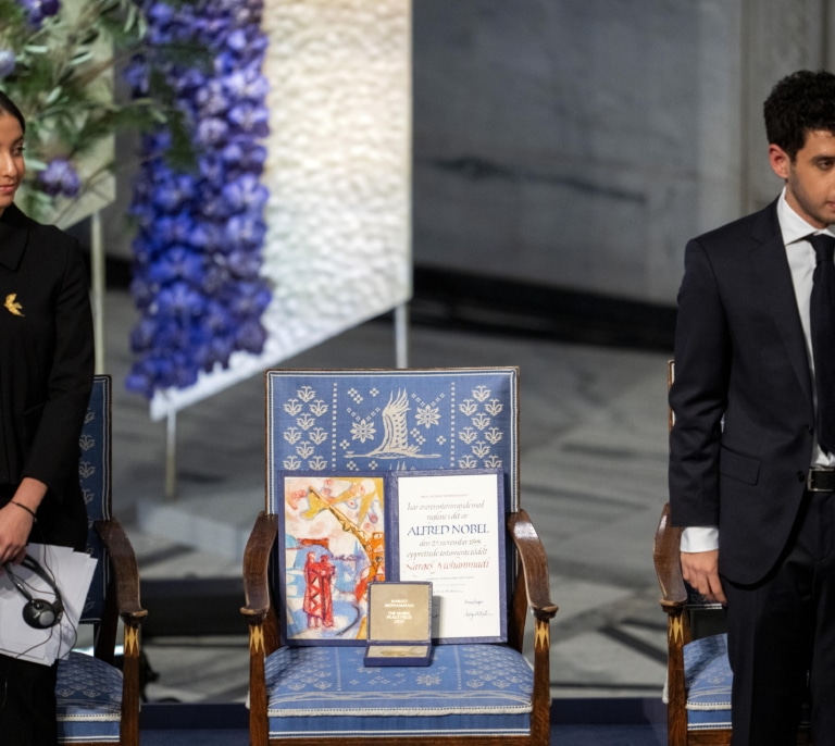 Mohammadi pide al recibir el Nobel de la Paz apoyo para acabar con el régimen de Irán