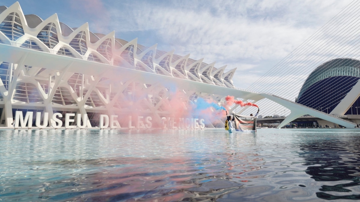 Activistas tiñen de negro un estanque de la Ciudad de las Artes y las Ciencias de Valencia para denunciar el "fracaso" de la COP28