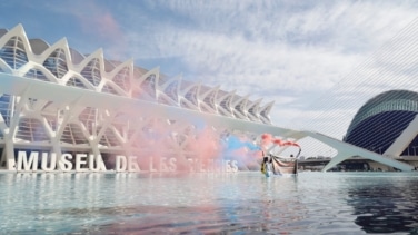 Activistas tiñen de negro un estanque de la Ciudad de las Artes y las Ciencias de Valencia para denunciar el "fracaso" de la COP28