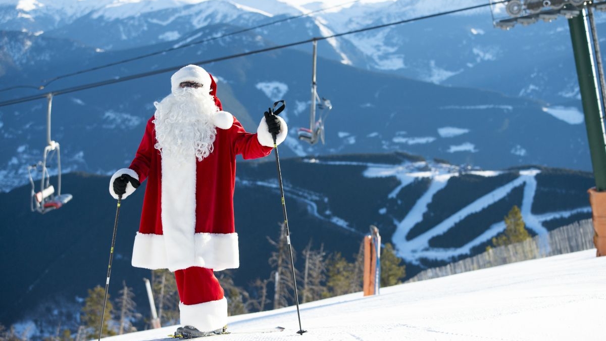 Hombre disfrazado de Papá Noel en una estación de esquíS