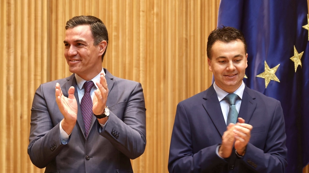 El presidente del Gobierno, Pedro Sánchez y el portavoz del PSOE en el Congreso, Héctor Gómez, aplauden en una reunión con los diputados y senadores del PSOE