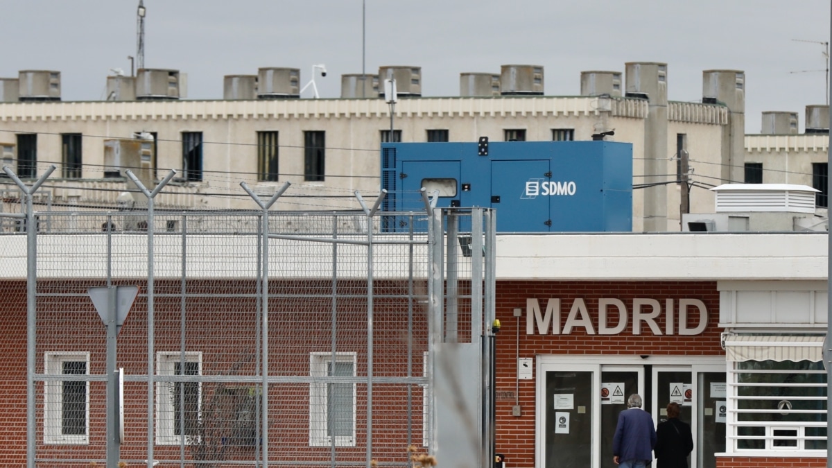 Un hombre entra por una de las puertas del centro penitenciario de Alcalá-Meco