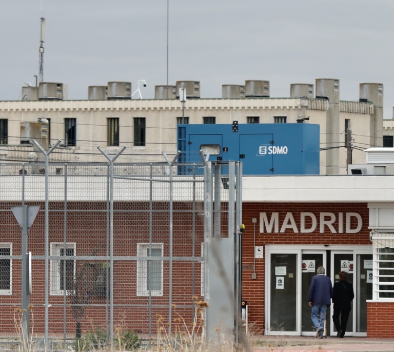 Los sindicatos piden una reunión con Prisiones por el uso de pinganillos en un examen de las oposiciones