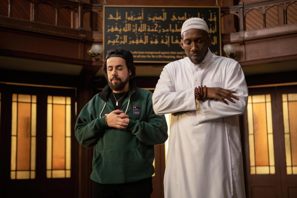 Ramy Youssef y Mahershala Ali en una imagen de la serie 'Ramy'