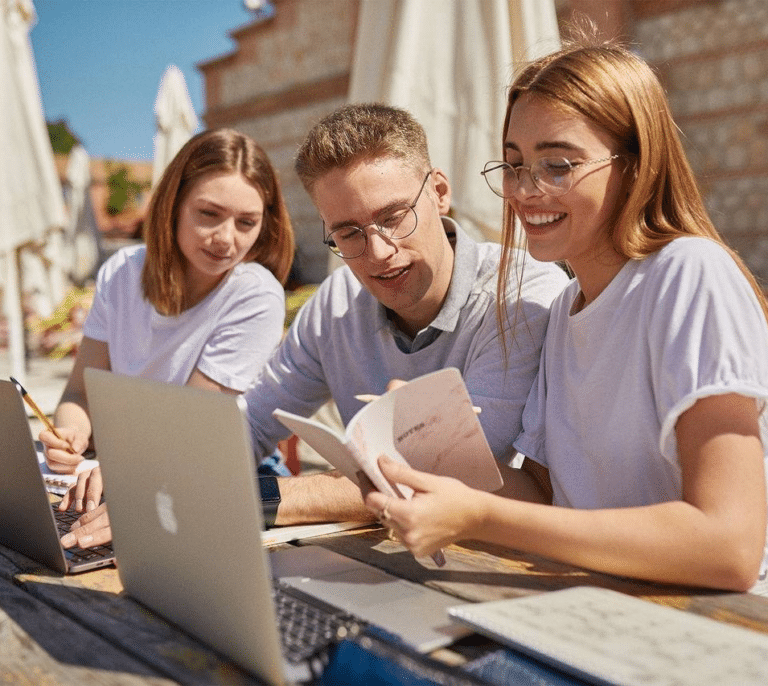Banco Santander lanza más de 1.800 becas para estudiantes españoles de Erasmus