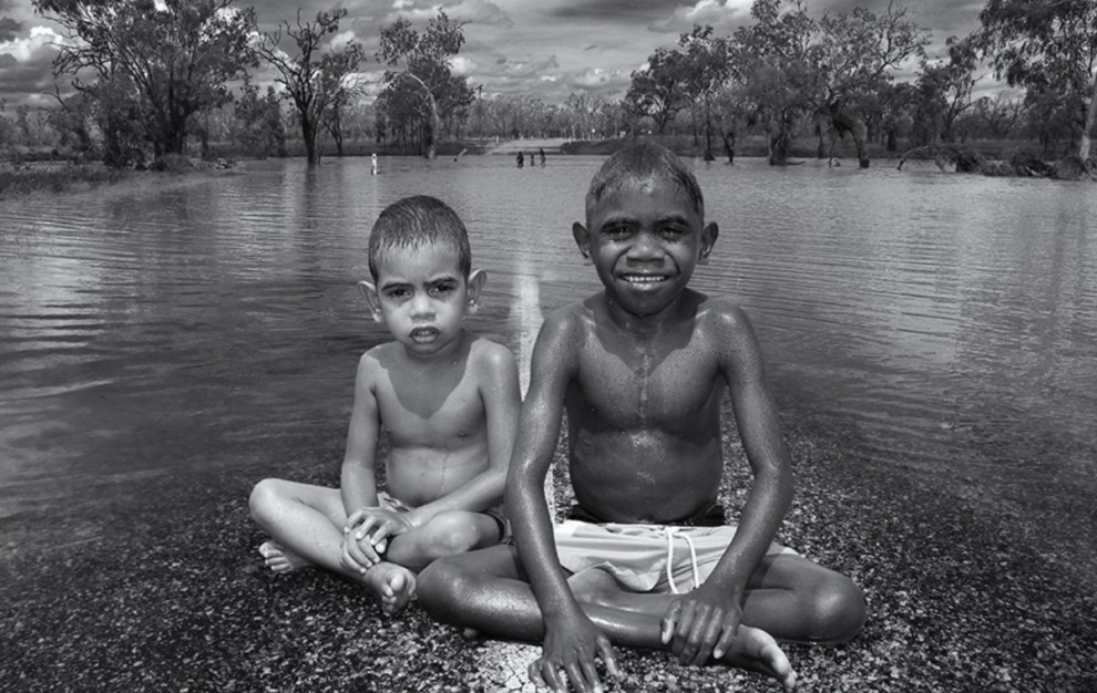 Niños aborígenes de Fitzroy Crossing, por Julia Fletcher